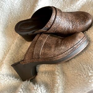 CROCS Women's Embossed Brown Mules